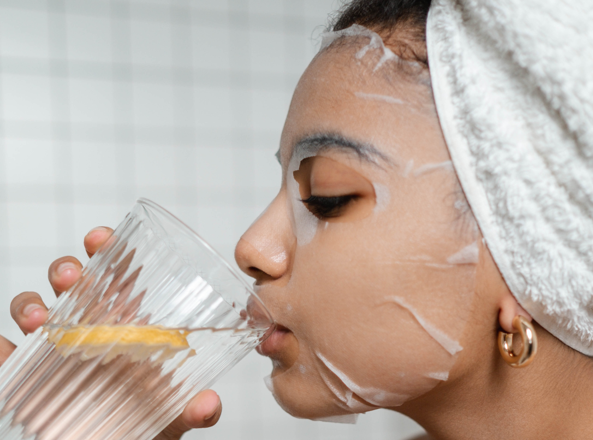 Pourquoi boire plus fait pousser tes cheveux (vraiment)